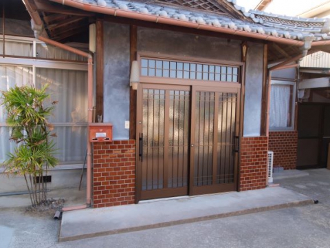 【坂出川津町店】築数十年になる平屋建ての玄関引戸を取替えました