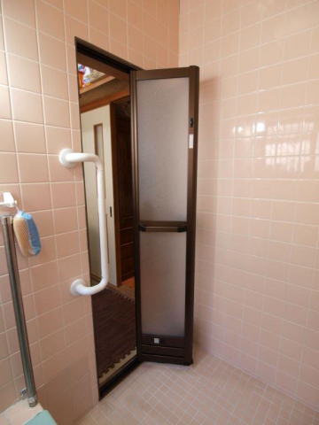 【坂出川津町店】浴室の折れ戸をリフォームしました