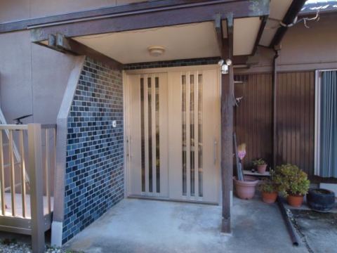 【坂出川津町店】古くなった玄関引戸をドアリモで最新の引戸に取り変えました