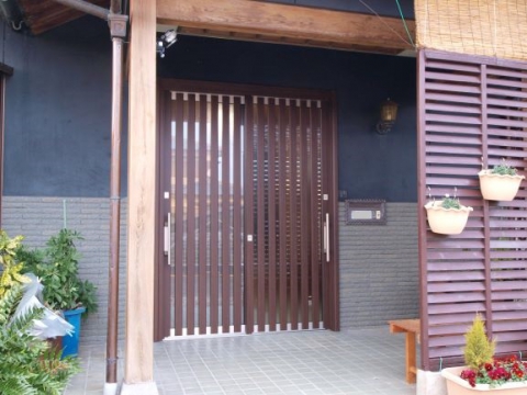 【坂出川津町店】古くなった玄関引戸を取替えて、和モダンな素敵な玄関に変わりました